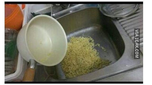 Momen apes saat mau makan mi Berbagai sumber