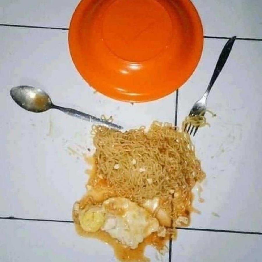Momen apes saat mau makan mi Berbagai sumber