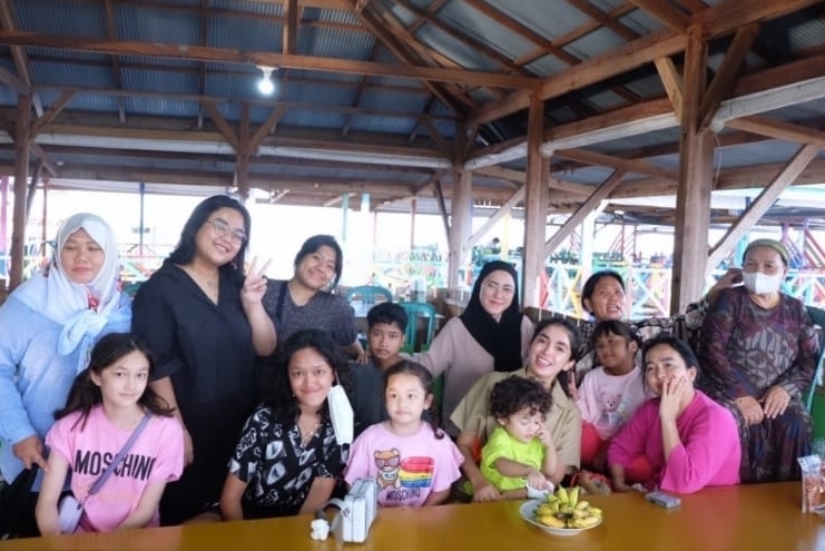 11 Momen Ussy Sulistiawaty di Kalimantan, kumpul keluarga eks suami