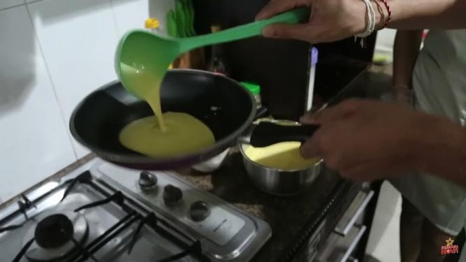 10 Langkah Mahalini bikin mille crepes teflon, lembut dan antigagal