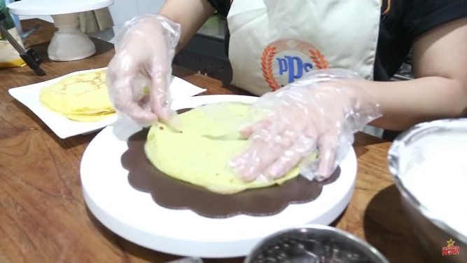 10 Langkah Mahalini bikin mille crepes teflon, lembut dan antigagal