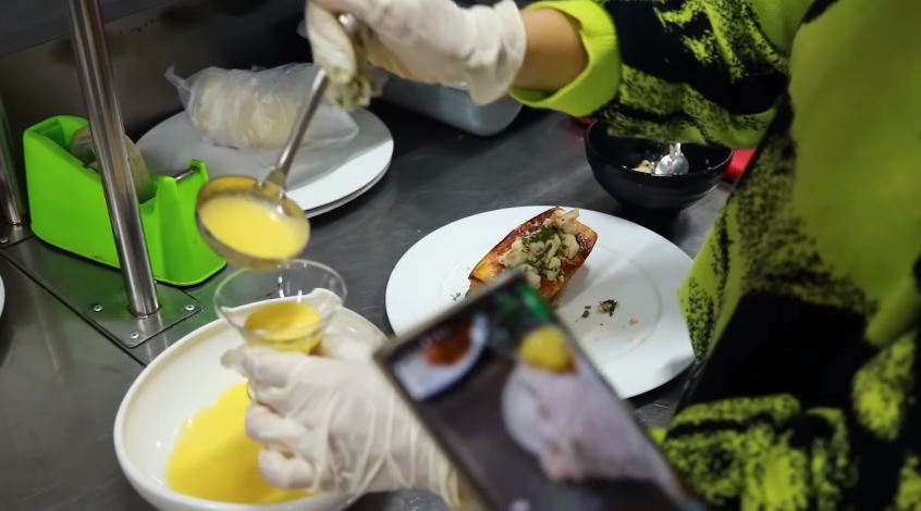 10 Cara plating makanan ala Shaloom Razade, bak hidangan restoran