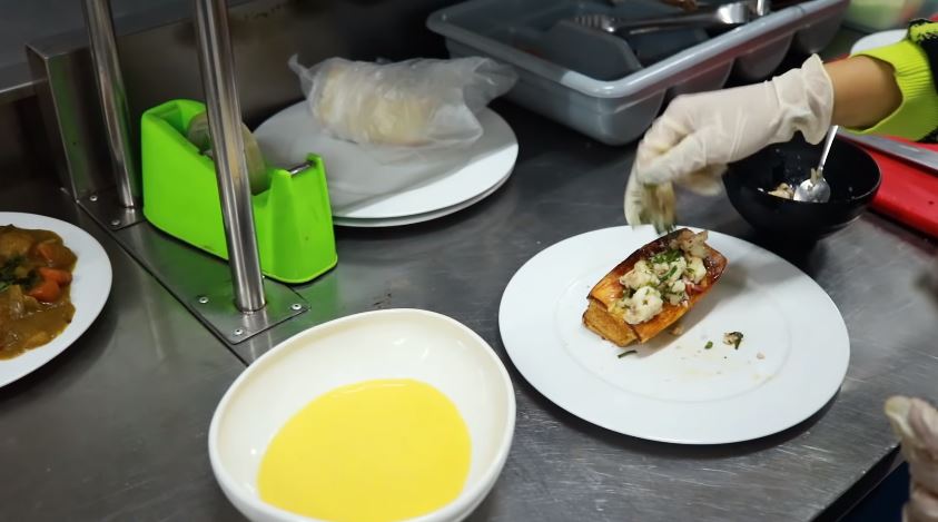 10 Cara plating makanan ala Shaloom Razade, bak hidangan restoran