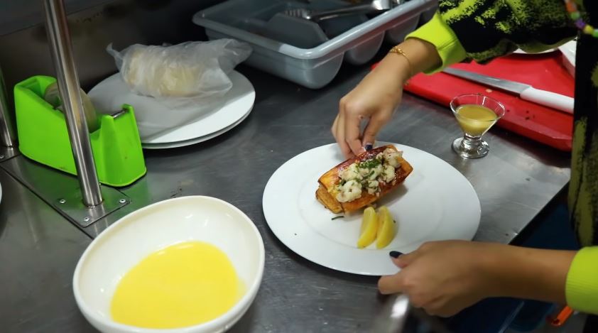 10 Cara plating makanan ala Shaloom Razade, bak hidangan restoran