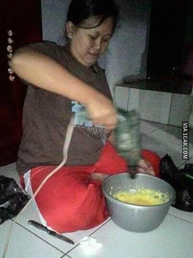 Aksi masak pakai alat tak biasa © berbagai sumber