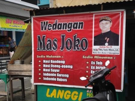 spanduk kampanye nyeleneh © berbagai sumber spanduk kampanye nyeleneh © berbagai sumber