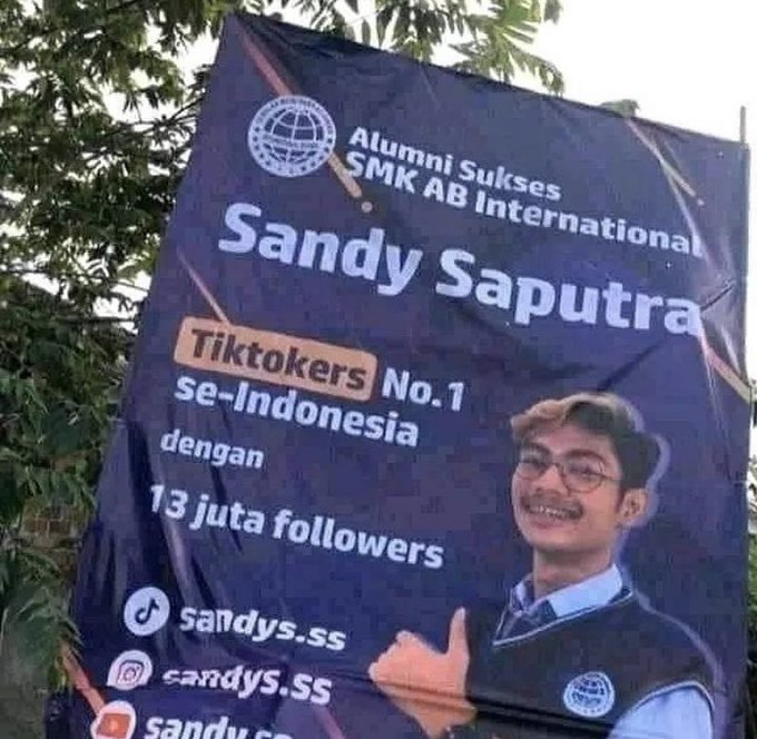 Bukan poster caleg, 13 potret spanduk ini bikin nyengir kuda