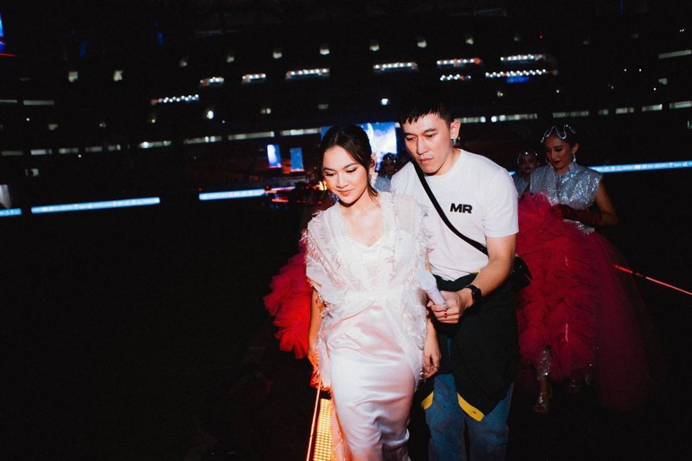 Gaya Mahalini Raharja saat manggung  © Instagram/@mahaliniraharja