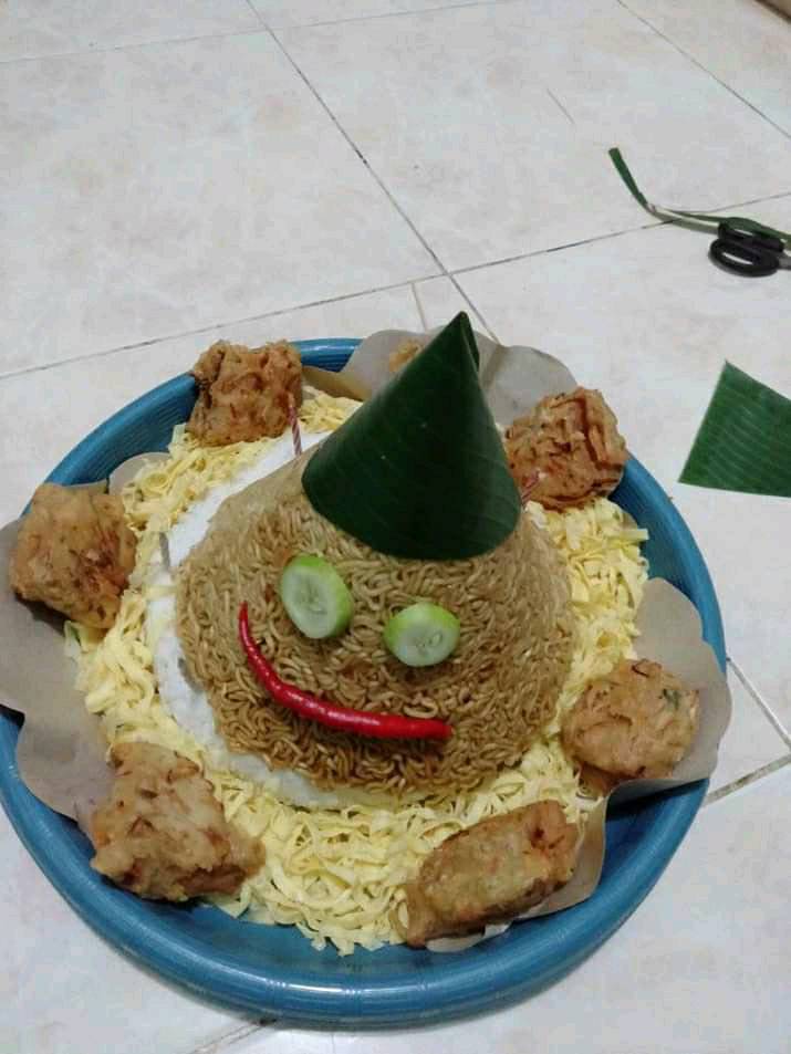 bentuk tumpeng nyeleneh abis © berbagai sumber
