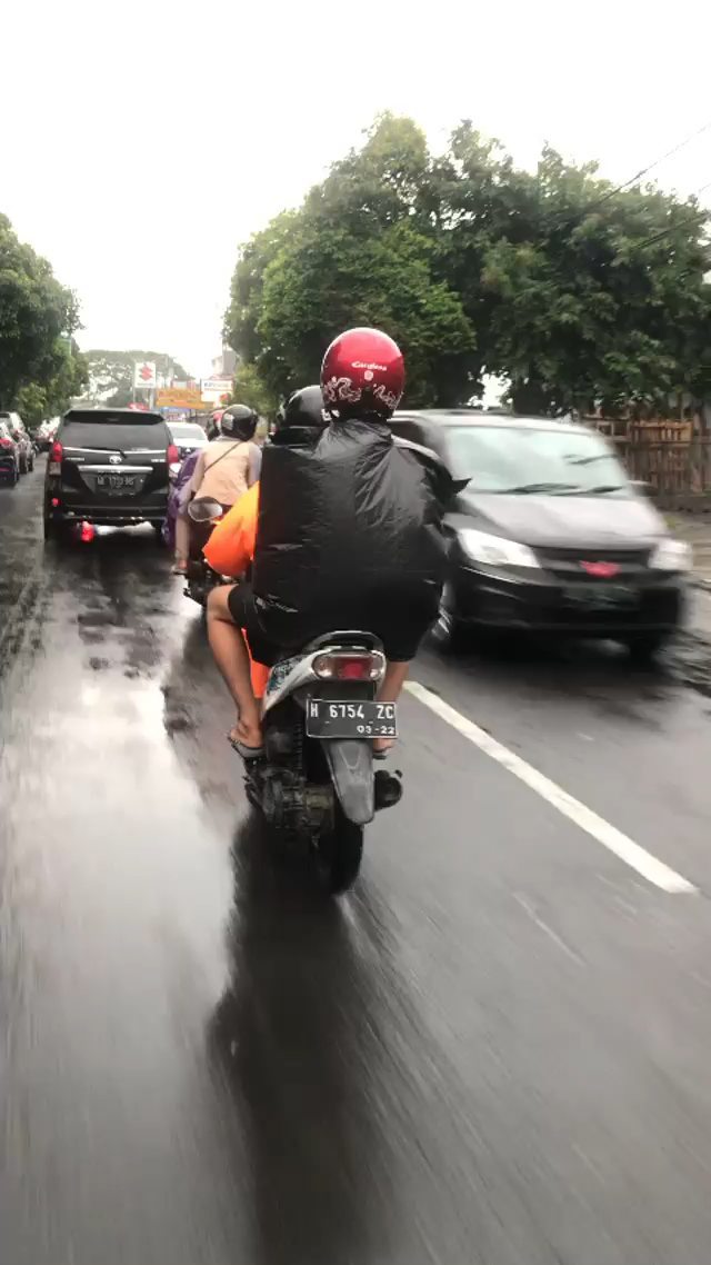 berkendara kalau hujan aneh-aneh tingkahnya © berbagai sumber