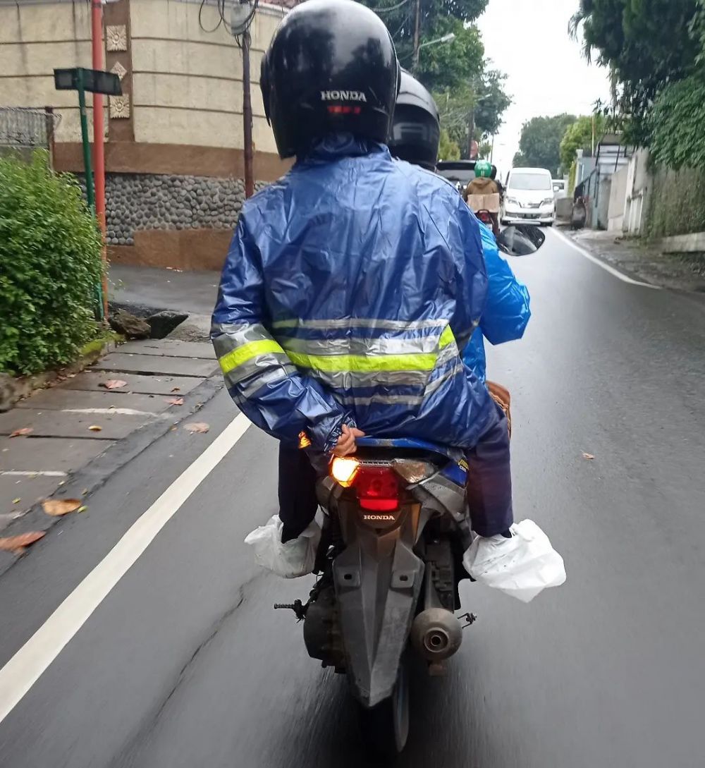 berkendara kalau hujan aneh-aneh tingkahnya © berbagai sumber