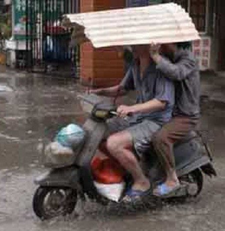 11 Tingkah lucu berkendara waktu hujan, bikin nggak habis pikir