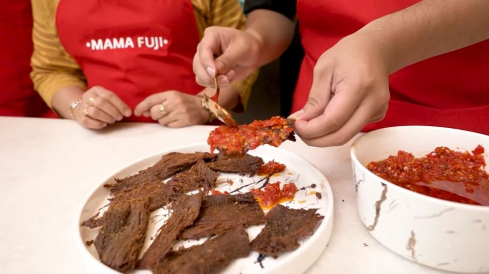 13 Cara Dewi Zuhriati ibu Fuji masak dendeng crispy, bumbunya meresap