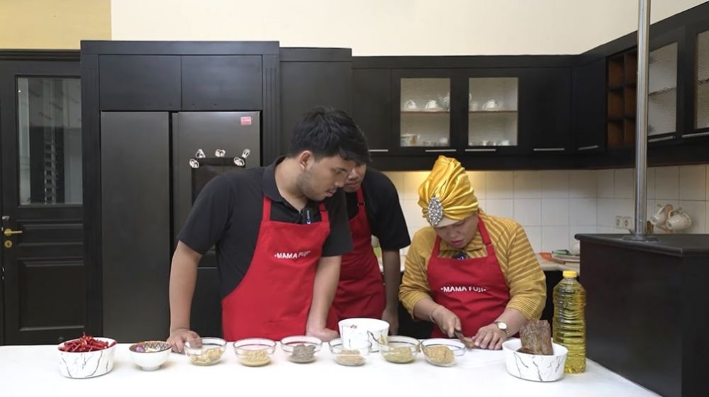 13 Cara Dewi Zuhriati ibu Fuji masak dendeng crispy, bumbunya meresap