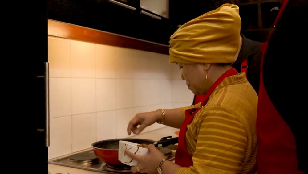 13 Cara Dewi Zuhriati ibu Fuji masak dendeng crispy, bumbunya meresap