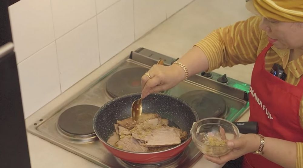 13 Cara Dewi Zuhriati ibu Fuji masak dendeng crispy, bumbunya meresap