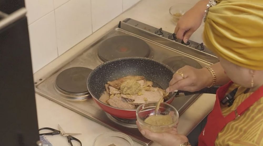 13 Cara Dewi Zuhriati ibu Fuji masak dendeng crispy, bumbunya meresap