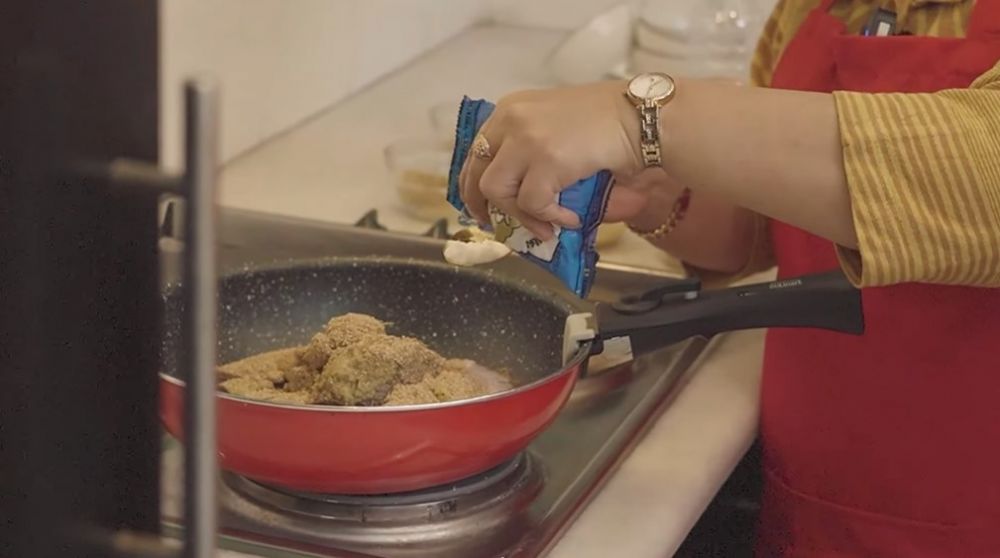 13 Cara Dewi Zuhriati ibu Fuji masak dendeng crispy, bumbunya meresap