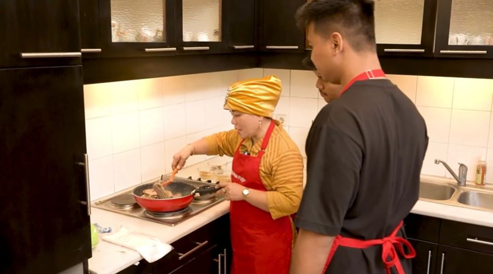 13 Cara Dewi Zuhriati ibu Fuji masak dendeng crispy, bumbunya meresap