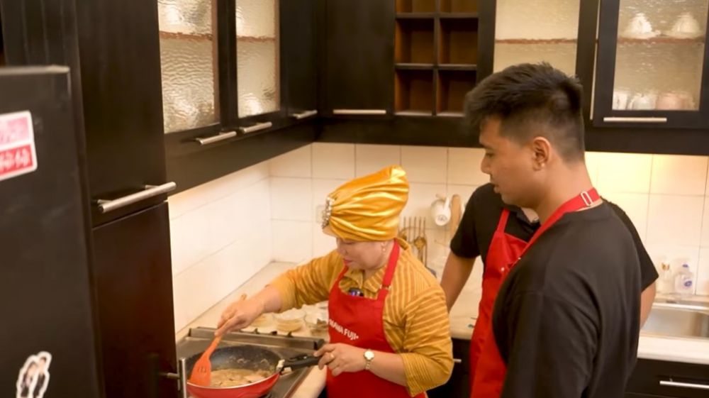 13 Cara Dewi Zuhriati ibu Fuji masak dendeng crispy, bumbunya meresap