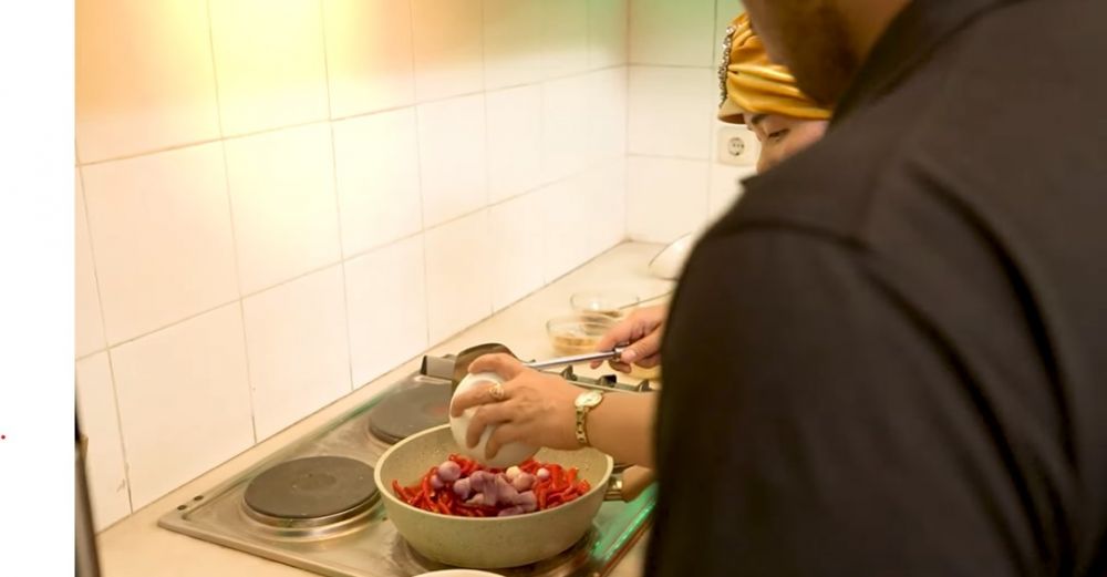 13 Cara Dewi Zuhriati ibu Fuji masak dendeng crispy, bumbunya meresap