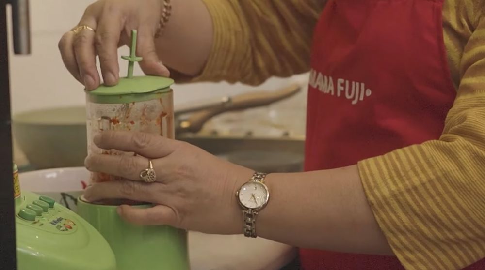 13 Cara Dewi Zuhriati ibu Fuji masak dendeng crispy, bumbunya meresap