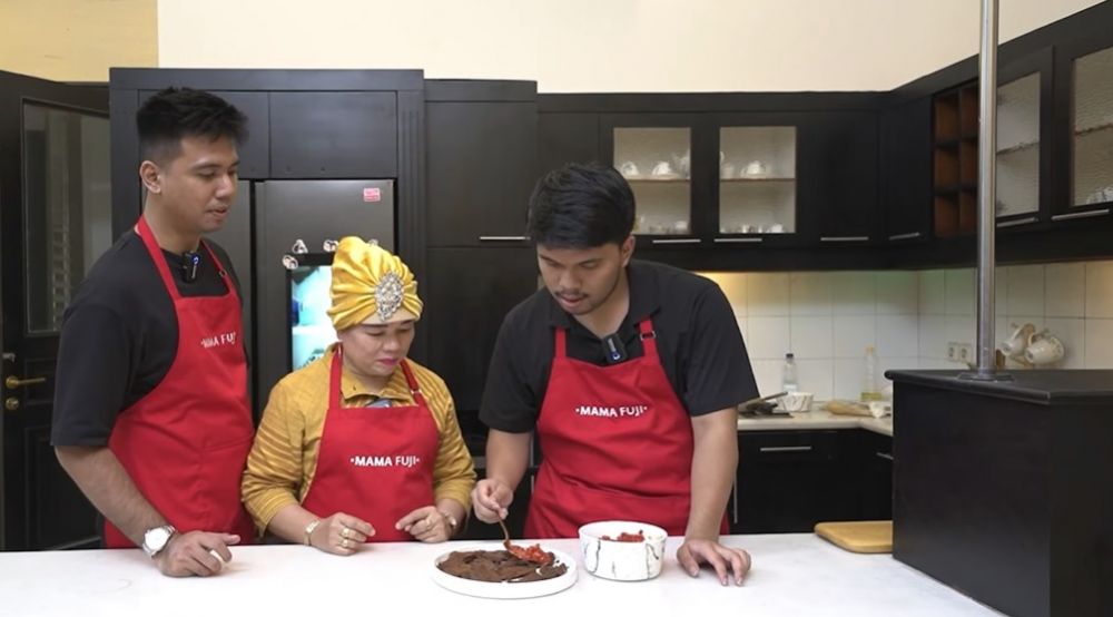 13 Cara Dewi Zuhriati ibu Fuji masak dendeng crispy, bumbunya meresap