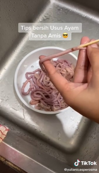 10 Cara mudah membersihkan usus ayam, bebas amis