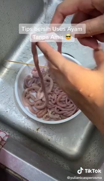 10 Cara mudah membersihkan usus ayam, bebas amis