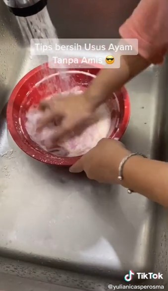 10 Cara mudah membersihkan usus ayam, bebas amis