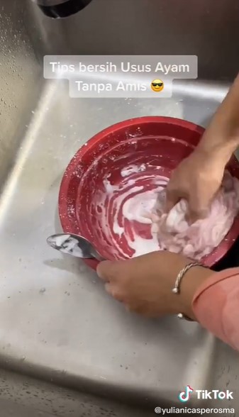 10 Cara mudah membersihkan usus ayam, bebas amis