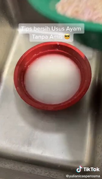 10 Cara mudah membersihkan usus ayam, bebas amis