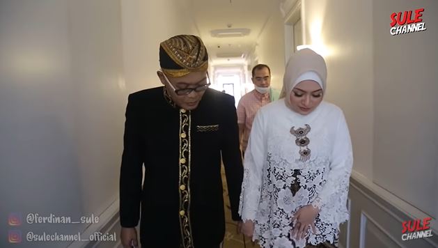 Natahalie Holscher Berbagai sumber