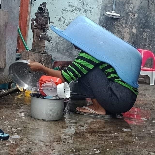 taruh barang di kepala nyeleneh banget © berbagai sumber taruh barang di kepala nyeleneh banget © berbagai sumber