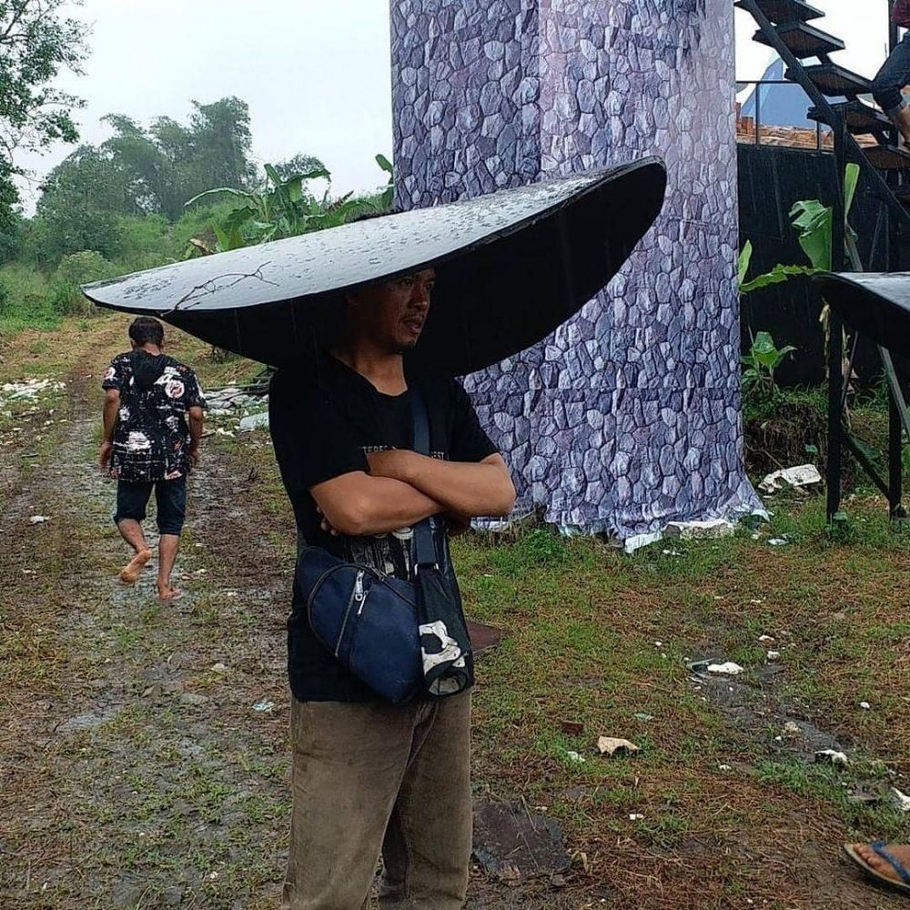 taruh barang di kepala nyeleneh banget © berbagai sumber taruh barang di kepala nyeleneh banget © berbagai sumber