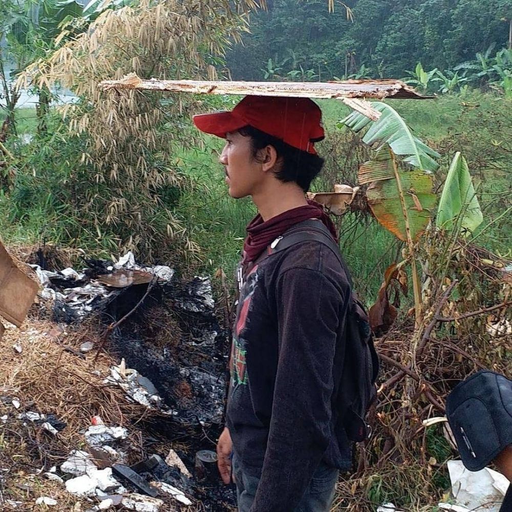 taruh barang di kepala nyeleneh banget © berbagai sumber taruh barang di kepala nyeleneh banget © berbagai sumber