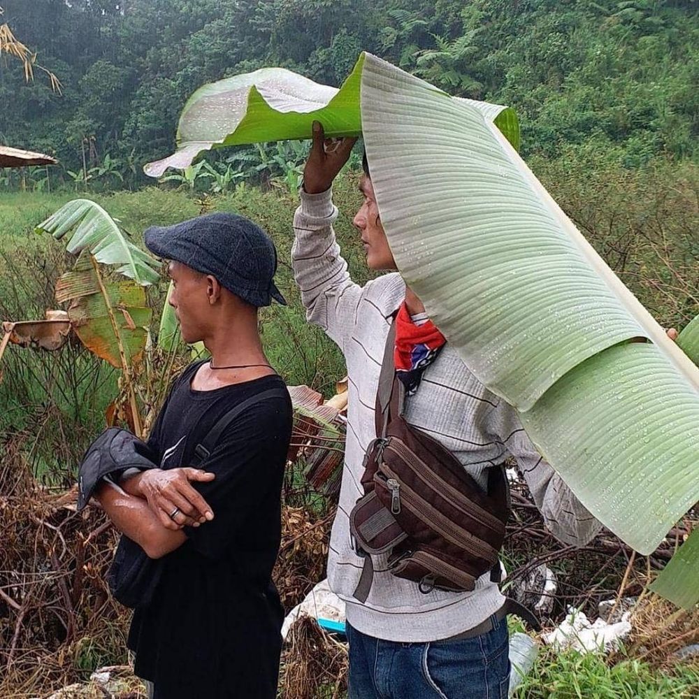 taruh barang di kepala nyeleneh banget © berbagai sumber taruh barang di kepala nyeleneh banget © berbagai sumber