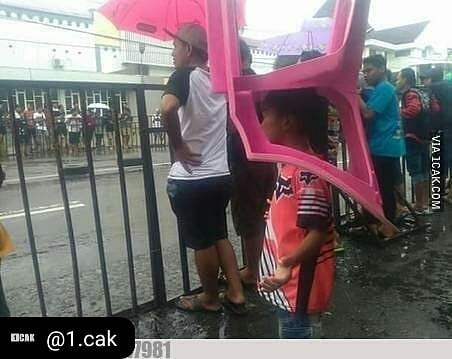 taruh barang di kepala nyeleneh banget © berbagai sumber taruh barang di kepala nyeleneh banget © berbagai sumber