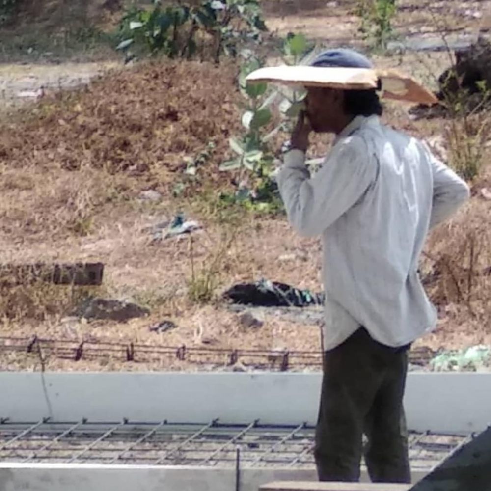 taruh barang di kepala nyeleneh banget © berbagai sumber taruh barang di kepala nyeleneh banget © berbagai sumber