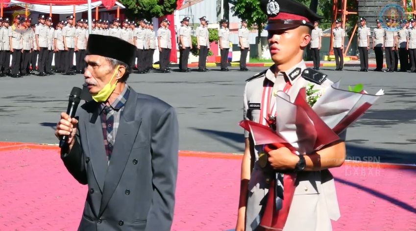 anak sopir angkot jadi polisi terbaik © YouTube anak sopir angkot jadi polisi terbaik © YouTube