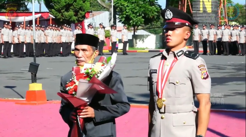 anak sopir angkot jadi polisi terbaik © YouTube anak sopir angkot jadi polisi terbaik © YouTube