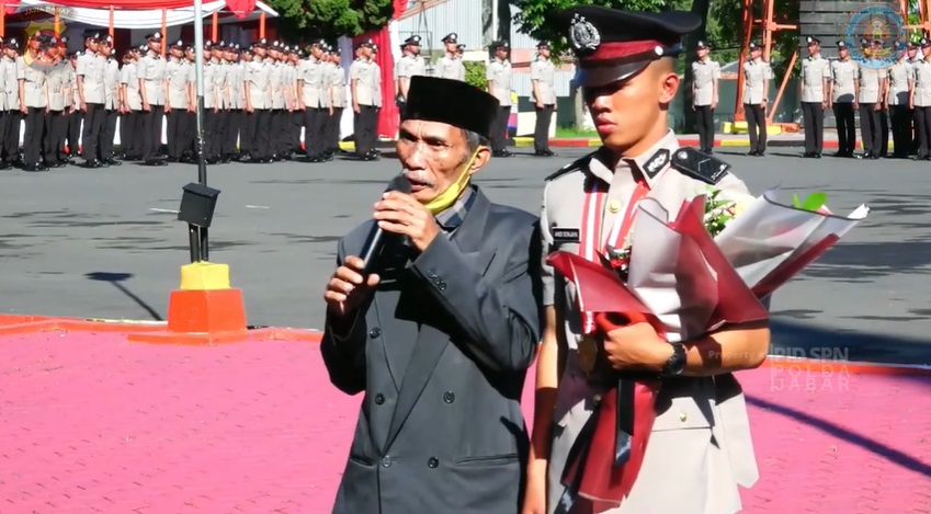 anak sopir angkot jadi polisi terbaik © YouTube anak sopir angkot jadi polisi terbaik © YouTube