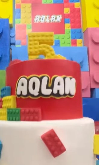 11 Inspirasi kue ulang tahun keluarga Ayu Dewi, simpel hingga unik