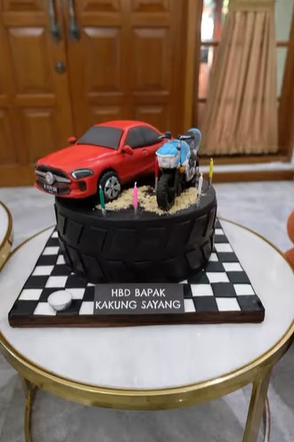 11 Inspirasi kue ulang tahun keluarga Ayu Dewi, simpel hingga unik