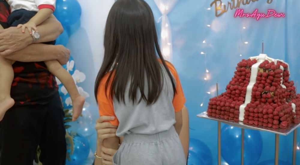 11 Inspirasi kue ulang tahun keluarga Ayu Dewi, simpel hingga unik