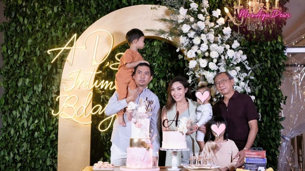 11 Inspirasi kue ulang tahun keluarga Ayu Dewi, simpel hingga unik