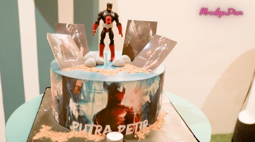 11 Inspirasi kue ulang tahun keluarga Ayu Dewi, simpel hingga unik