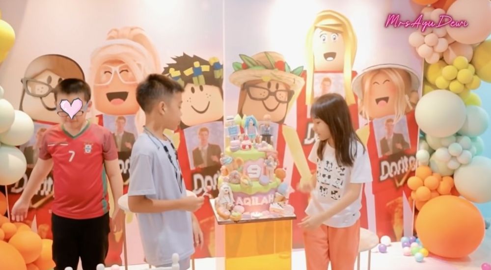 11 Inspirasi kue ulang tahun keluarga Ayu Dewi, simpel hingga unik