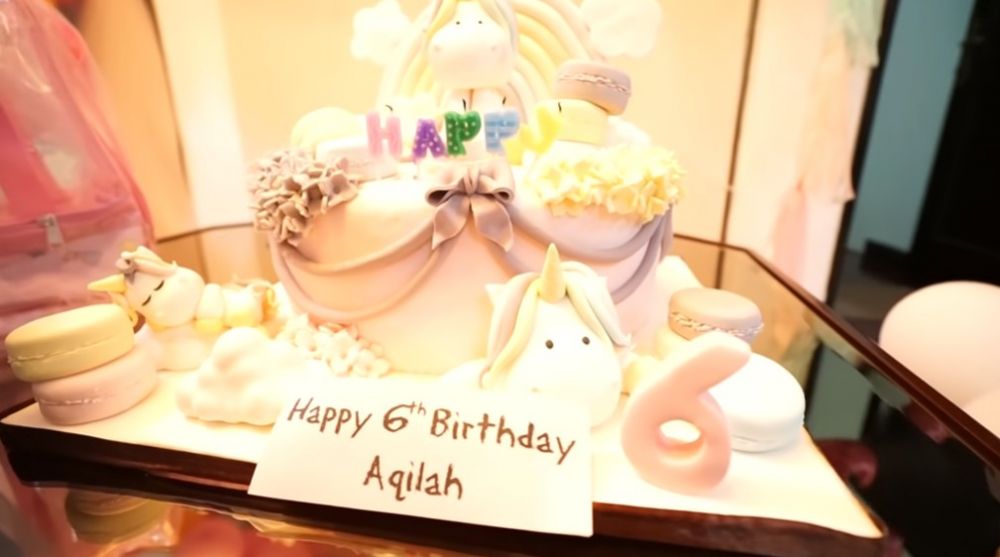 11 Inspirasi kue ulang tahun keluarga Ayu Dewi, simpel hingga unik