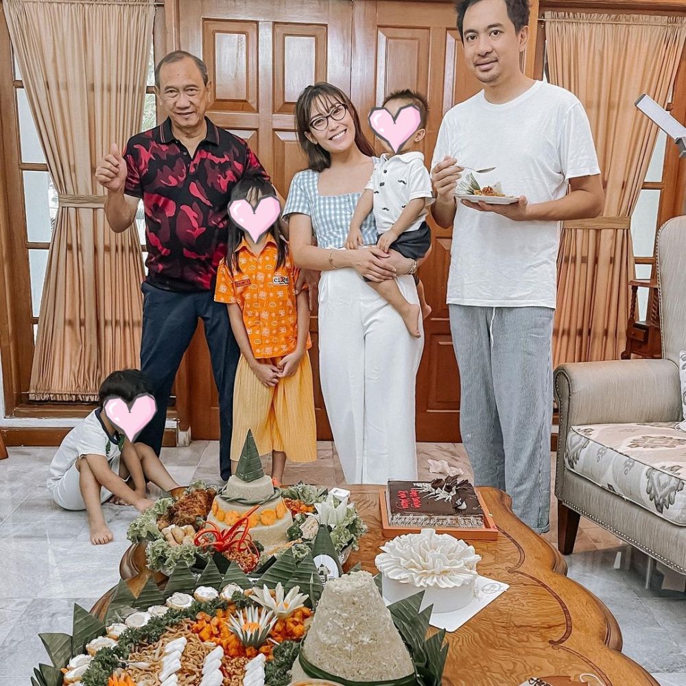 11 Inspirasi kue ulang tahun keluarga Ayu Dewi, simpel hingga unik